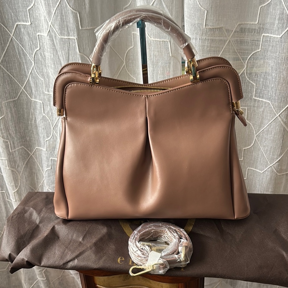 NWT SEGOLENE en cuir Leather Bag—Color is Khaki